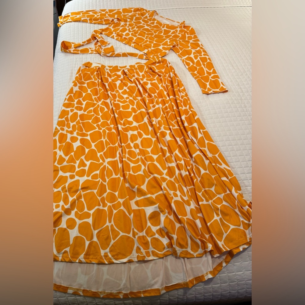 Sooo soft and comfortable!!! 2xl Giraffe print two piece set.